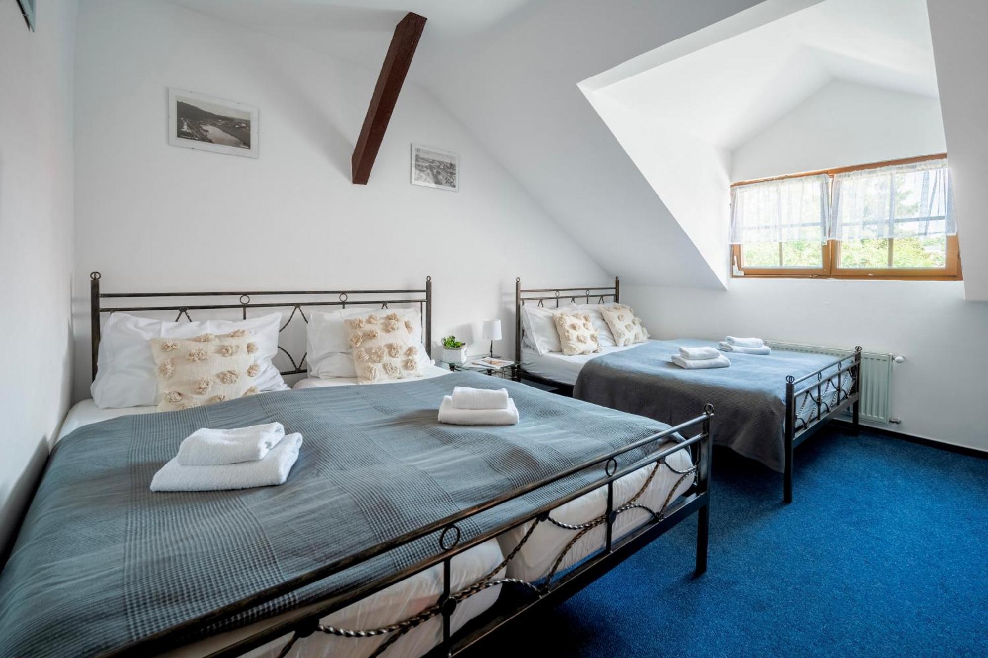 Hotel Ostende Chocerady Buitenkant foto