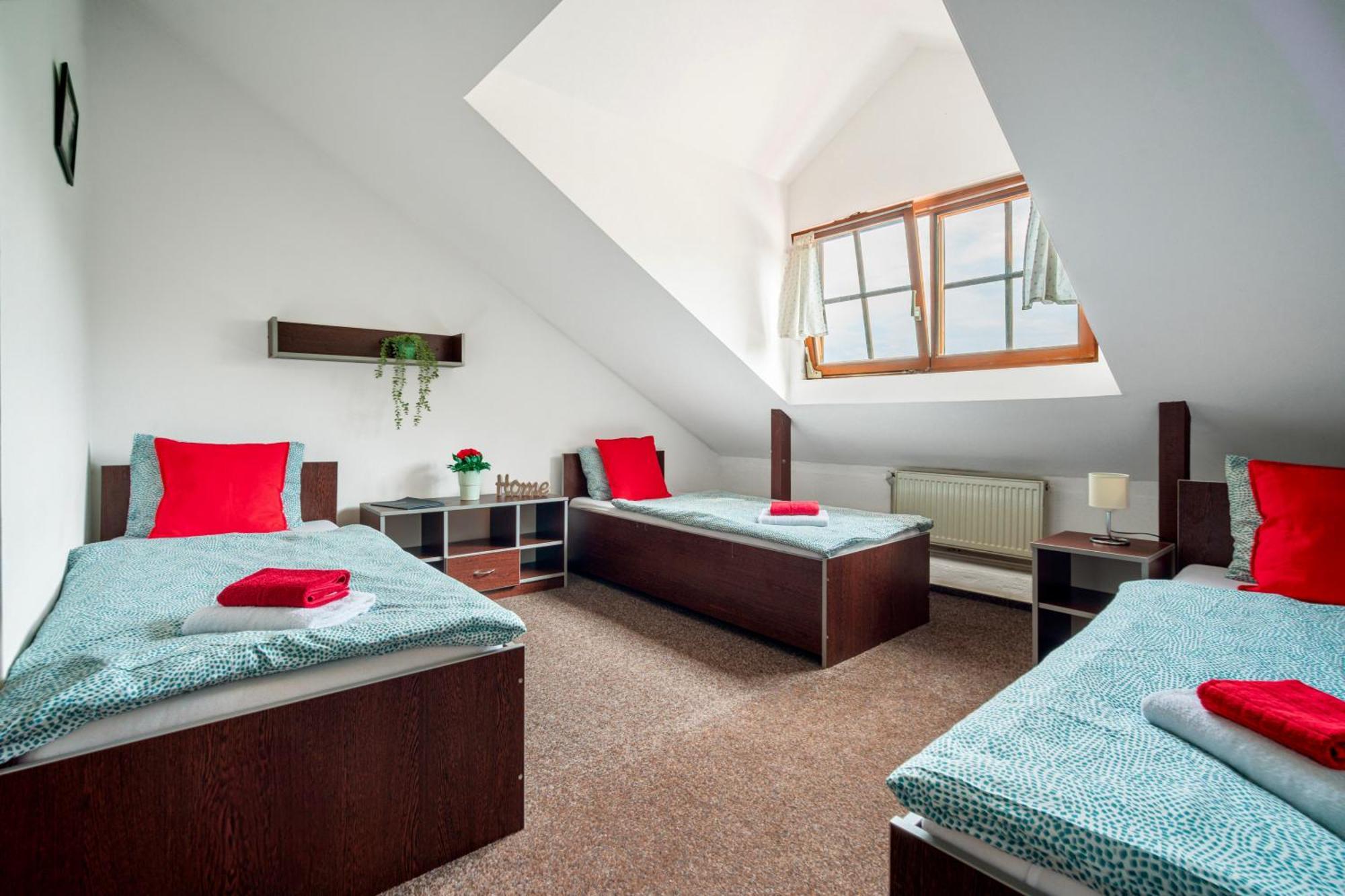 Hotel Ostende Chocerady Buitenkant foto