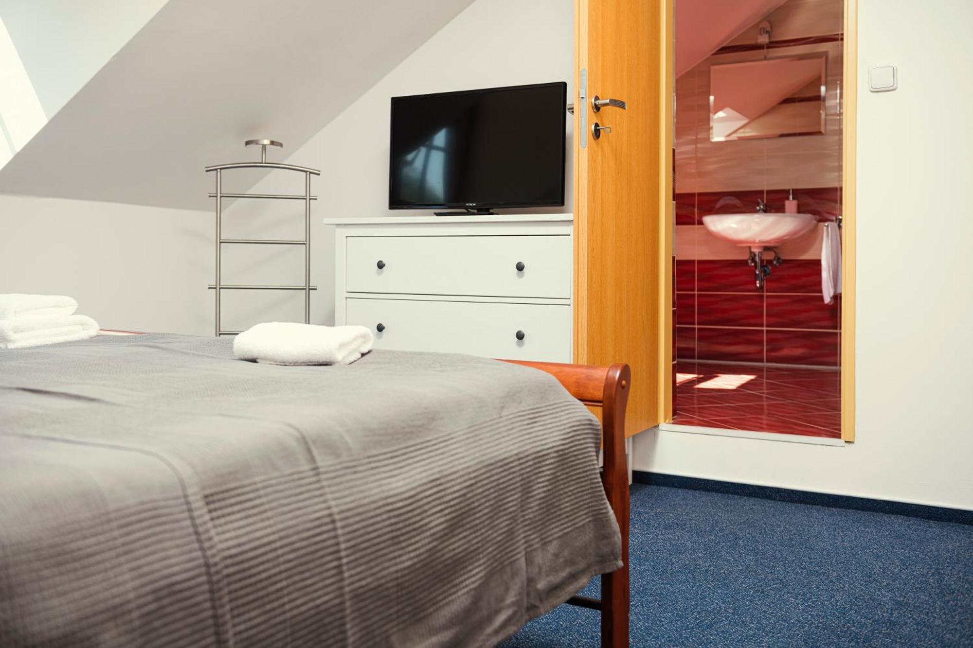 Hotel Ostende Chocerady Buitenkant foto
