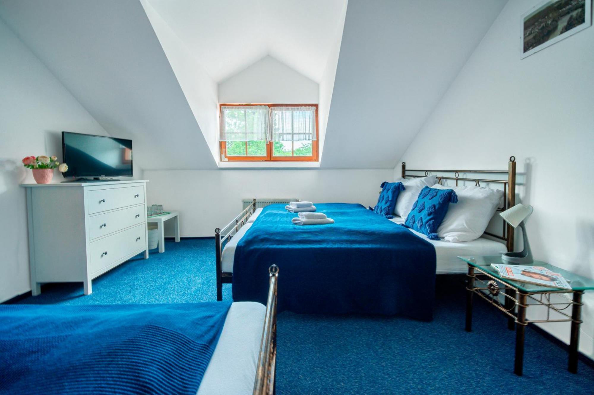 Hotel Ostende Chocerady Buitenkant foto
