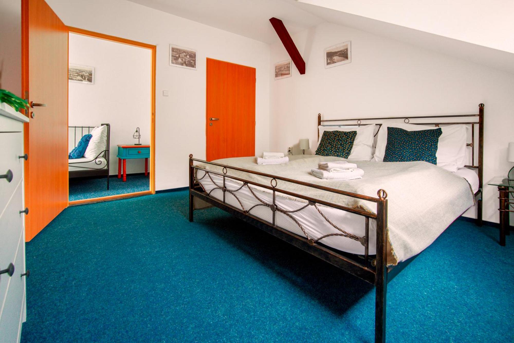 Hotel Ostende Chocerady Buitenkant foto